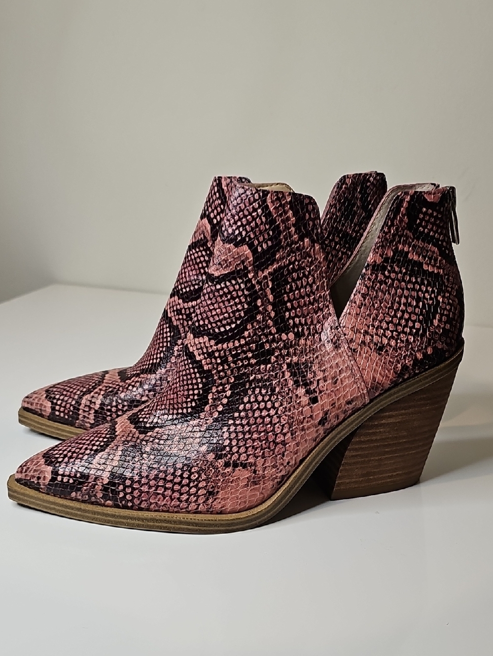 Vince Camuto Gigietta ankle booties in a rosewood snakeskin print Size 9M